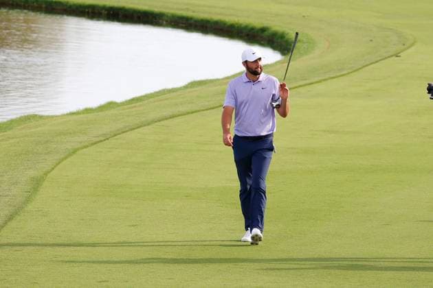 ORLANDO, FL - MARCH 10: PGA, Golf Herren golfer Scottie Scheffler acknowledges the fans as he walks the 18th hole during the Arnold Palmer Invitational presented by MasterCard at the Arnold Palmer s Bay Hill Club & Lodge on March 10, 2024, in Orlando, Florida. (Photo by Brian Spurlock Icon Sportswire) GOLF: MAR 10 PGA Arnold Palmer Invitational presented by Mastercard EDITORIAL USE ONLY Icon24031047