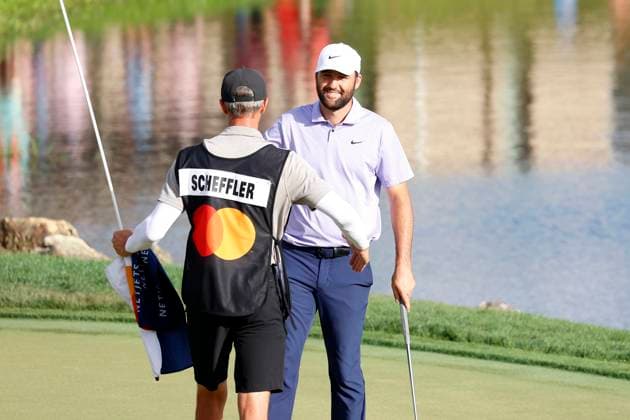 ORLANDO, FL - MARCH 10: PGA, Golf Herren golfer Scottie Scheffler celebrates with his caddie Ted Scott after winning the Arnold Palmer Invitational presented by MasterCard at the Arnold Palmer s Bay Hill Club & Lodge on March 10, 2024, in Orlando, Florida. (Photo by Brian Spurlock Icon Sportswire) GOLF: MAR 10 PGA Arnold Palmer Invitational presented by Mastercard EDITORIAL USE ONLY Icon24031053