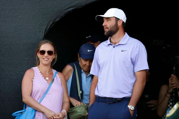 ORLANDO, FL - MARCH 10: PGA, Golf Herren golfer Scottie Scheffler is with his wife Meredith Scudder after winning the Arnold Palmer Invitational presented by MasterCard at the Arnold Palmer s Bay Hill Club & Lodge on March 10, 2024, in Orlando, Florida. (Photo by Brian Spurlock Icon Sportswire) GOLF: MAR 10 PGA Arnold Palmer Invitational presented by Mastercard EDITORIAL USE ONLY Icon24031064