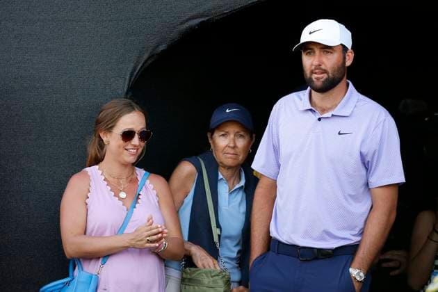 ORLANDO, FL - MARCH 10: PGA, Golf Herren golfer Scottie Scheffler is with his wife Meredith Scudder after winning the Arnold Palmer Invitational presented by MasterCard at the Arnold Palmer s Bay Hill Club & Lodge on March 10, 2024, in Orlando, Florida. (Photo by Brian Spurlock Icon Sportswire) GOLF: MAR 10 PGA Arnold Palmer Invitational presented by Mastercard EDITORIAL USE ONLY Icon24031069