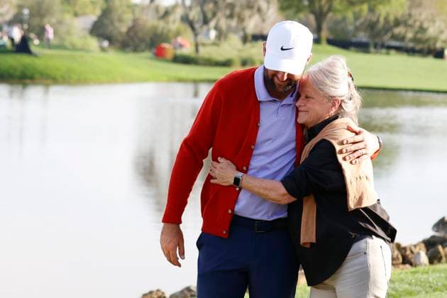 ORLANDO, FL - MARCH 10: PGA, Golf Herren golfer Scottie Scheffler gets a hug from Amy Palmer Saunders after winning the Arnold Palmer Invitational presented by MasterCard at the Arnold Palmer s Bay Hill Club & Lodge on March 10, 2024, in Orlando, Florida. (Photo by Brian Spurlock Icon Sportswire) GOLF: MAR 10 PGA Arnold Palmer Invitational presented by Mastercard EDITORIAL USE ONLY Icon24031073
