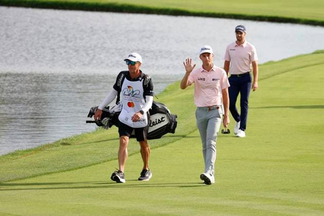 ORLANDO, FL - MARCH 10: PGA, Golf Herren golfer Will Zalatoris waves to the fans as he walks the 18th hole during the Arnold Palmer Invitational presented by MasterCard at the Arnold Palmer s Bay Hill Club & Lodge on March 10, 2024, in Orlando, Florida. (Photo by Brian Spurlock Icon Sportswire) GOLF: MAR 10 PGA Arnold Palmer Invitational presented by Mastercard EDITORIAL USE ONLY Icon24031088