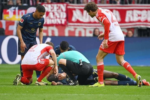 Joshua GUILAVOGU (1.FSV Mainz 05) liegt bewusstlos am Boden,verletzt,Verletzung. Schiedsrichter Patrick ITTRICH hilft und rettet ihm womoglich das Leben, weil der Spieler seine Zunge verschluckt hat.Re:Thomas MUELLER (MÜLLER,Bayern Muenchen). Li:Joshua KIMMICH (Bayern Muenchen), Fussball 1. Bundesliga Saison 2023 2024, 25.Spieltag, Spieltag25, FC Bayern Muenchen -1.FSV Mainz 05 8-1, am 09.03.2024 , A L L I A N Z A R E N A a *** Joshua GUILAVOGU 1 FSV Mainz 05 lies unconscious on the ground,injured,injury Referee Patrick ITTRICH helps and possibly saves his life because the player has swallowed his tongue Re Thomas MUELLER MÜLLER,Bayern Muenchen Li Joshua KIMMICH Bayern Muenchen , Soccer 1 Bundesliga Season 2023 2024, 25 Matchday, Matchday25, FC Bayern Muenchen 1 FSV Mainz 05 8 1, on 09 03 2024 , A L L I A N Z A R E N A a