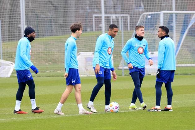 DEU, DFL, 2. FBL Hertha BSC, Training, 11.03.2024, Sportforum, Berlin, DEU, DFL, 2. FBL Hertha BSC, Training, im Bild Hertha-Spielerkreis, Deyovaisio Zeefuik (Hertha BSC Berlin 34), Tim Hoffmann (Hertha BSC Berlin 46), Nader El-Jindaoui (Hertha BSC Berlin 17), Gustav Christensen (Hertha BSC Berlin 26), Bilal Hussein (Hertha BSC Berlin 8) DFL - regulations prohibit any use of Photographs as image sequences and or quasi-video Foto: Juergen Engler nordphoto GmbH