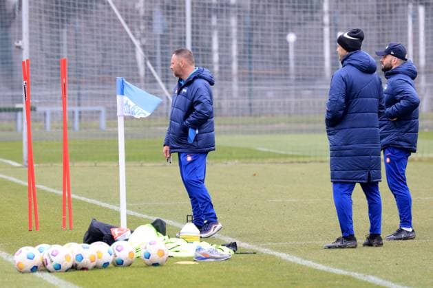 DEU, DFL, 2. FBL Hertha BSC, Training, 11.03.2024, Sportforum, Berlin, DEU, DFL, 2. FBL Hertha BSC, Training, im Bild Cheftrainer Pal Dardai (Hertha BSC Berlin), Hertha-Eckfahne DFL - regulations prohibit any use of Photographs as image sequences and or quasi-video Foto: Juergen Engler nordphoto GmbH