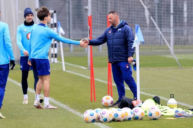 Sport Bilder des Tages DEU, DFL, 2. FBL Hertha BSC, Training, 11.03.2024, Sportforum, Berlin, DEU, DFL, 2. FBL Hertha BSC, Training, im Bild Cheftrainer Pal Dardai (Hertha BSC Berlin), Tim Hoffmann (Hertha BSC Berlin 46) DFL - regulations prohibit any use of Photographs as image sequences and or quasi-video Foto: Juergen Engler nordphoto GmbH