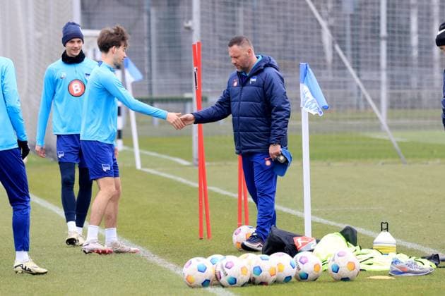 DEU, DFL, 2. FBL Hertha BSC, Training, 11.03.2024, Sportforum, Berlin, DEU, DFL, 2. FBL Hertha BSC, Training, im Bild Cheftrainer Pal Dardai (Hertha BSC Berlin), Tim Hoffmann (Hertha BSC Berlin 46) DFL - regulations prohibit any use of Photographs as image sequences and or quasi-video Foto: Juergen Engler nordphoto GmbH