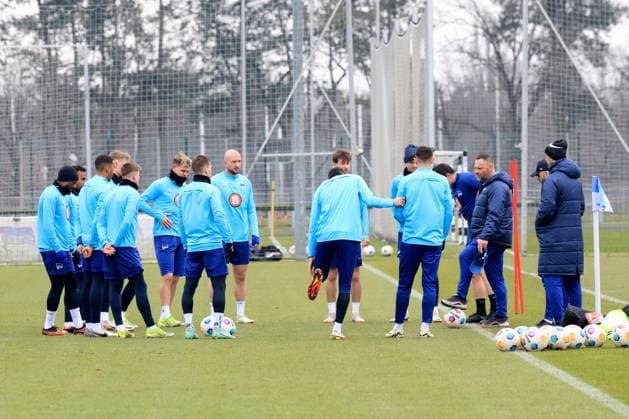 DEU, DFL, 2. FBL Hertha BSC, Training, 11.03.2024, Sportforum, Berlin, DEU, DFL, 2. FBL Hertha BSC, Training, im Bild Cheftrainer Pal Dardai (Hertha BSC Berlin), Hertha-Spielerkreis DFL - regulations prohibit any use of Photographs as image sequences and or quasi-video Foto: Juergen Engler nordphoto GmbH
