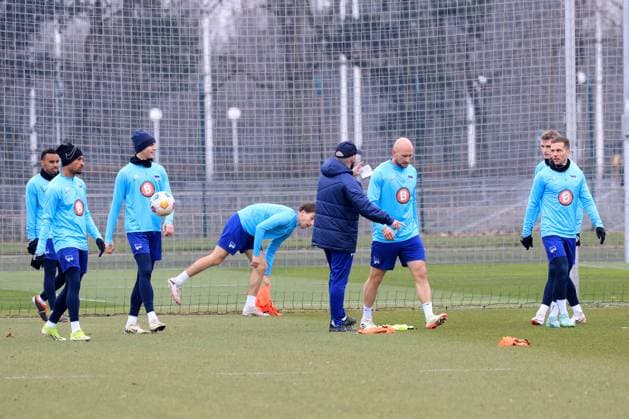 DEU, DFL, 2. FBL Hertha BSC, Training, 11.03.2024, Sportforum, Berlin, DEU, DFL, 2. FBL Hertha BSC, Training, im Bild Hertha-Spielerkreis, Co-Trainer Admir Hamzagic (Hertha BSC Berlin), Toni Leistner (Hertha BSC Berlin 37) DFL - regulations prohibit any use of Photographs as image sequences and or quasi-video Foto: Juergen Engler nordphoto GmbH