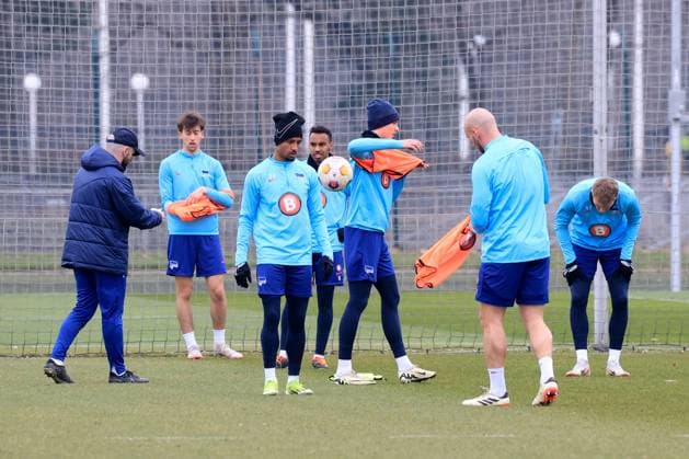 DEU, DFL, 2. FBL Hertha BSC, Training, 11.03.2024, Sportforum, Berlin, DEU, DFL, 2. FBL Hertha BSC, Training, im Bild Hertha-Spielerkreis, Co-Trainer Admir Hamzagic (Hertha BSC Berlin), Toni Leistner (Hertha BSC Berlin 37), Jeremy Dudziak (Hertha BSC Berlin 19) DFL - regulations prohibit any use of Photographs as image sequences and or quasi-video Foto: Juergen Engler nordphoto GmbH