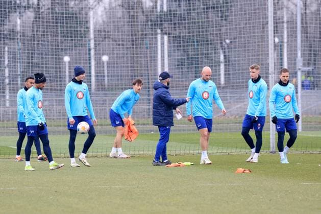 DEU, DFL, 2. FBL Hertha BSC, Training, 11.03.2024, Sportforum, Berlin, DEU, DFL, 2. FBL Hertha BSC, Training, im Bild Hertha-Spielerkreis, Co-Trainer Admir Hamzagic (Hertha BSC Berlin), Toni Leistner (Hertha BSC Berlin 37) DFL - regulations prohibit any use of Photographs as image sequences and or quasi-video Foto: Juergen Engler nordphoto GmbH