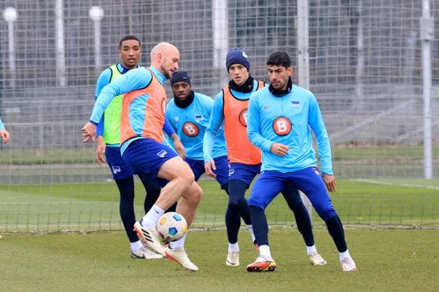 DEU, DFL, 2. FBL Hertha BSC, Training, 11.03.2024, Sportforum, Berlin, DEU, DFL, 2. FBL Hertha BSC, Training, im Bild Toni Leistner (Hertha BSC Berlin 37), Andreas Bouchalakis (Hertha BSC Berlin 5), Hertha-Spielerkreis DFL - regulations prohibit any use of Photographs as image sequences and or quasi-video Foto: Juergen Engler nordphoto GmbH
