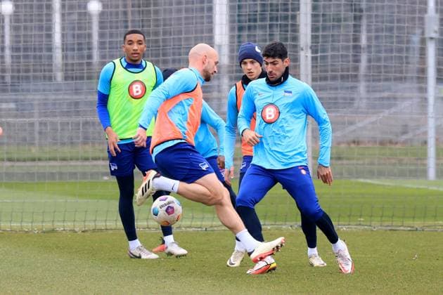 DEU, DFL, 2. FBL Hertha BSC, Training, 11.03.2024, Sportforum, Berlin, DEU, DFL, 2. FBL Hertha BSC, Training, im Bild Toni Leistner (Hertha BSC Berlin 37), Andreas Bouchalakis (Hertha BSC Berlin 5), Hertha-Spielerkreis DFL - regulations prohibit any use of Photographs as image sequences and or quasi-video Foto: Juergen Engler nordphoto GmbH
