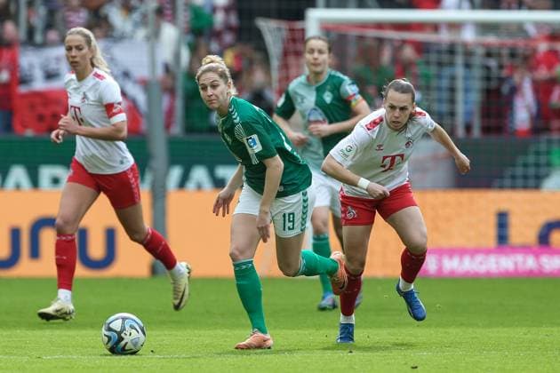 v.li.: Saskia Matheis (SV Werder Bremen, 19) und Dora Zeller (1. FC Köln, 19) im Zweikampf, Duell, Dynamik, Aktion, Action, Spielszene, DIE DFB-RICHTLINIEN UNTERSAGEN JEGLICHE NUTZUNG VON FOTOS ALS SEQUENZBILDER UND ODER VIDEOÄHNLICHE FOTOSTRECKEN. DFB REGULATIONS PROHIBIT ANY USE OF PHOTOGRAPHS AS IMAGE SEQUENCES AND OR QUASI-VIDEO., 10.03.2024, Köln (Deutschland), Fussball, Google Pixel Frauen-Bundesliga, 1. FC Köln - SV Werder Bremen