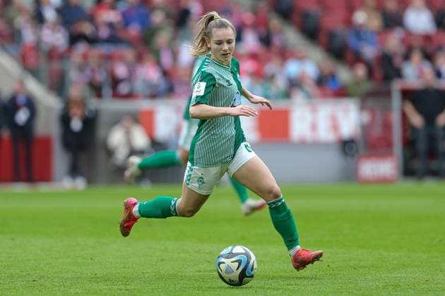 v.li.: Michelle Weiß (SV Werder Bremen, 8) am Ball, Einzelbild, Ganzkörper, Aktion, Action, Spielszene, DIE DFB-RICHTLINIEN UNTERSAGEN JEGLICHE NUTZUNG VON FOTOS ALS SEQUENZBILDER UND ODER VIDEOÄHNLICHE FOTOSTRECKEN. DFB REGULATIONS PROHIBIT ANY USE OF PHOTOGRAPHS AS IMAGE SEQUENCES AND OR QUASI-VIDEO., 10.03.2024, Köln (Deutschland), Fussball, Google Pixel Frauen-Bundesliga, 1. FC Köln - SV Werder Bremen