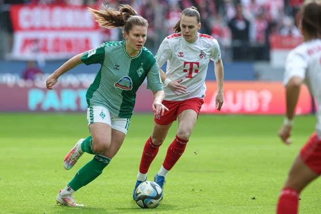 v.li.: Emilie Bernhardt (SV Werder Bremen, 16) und Dora Zeller (1. FC Köln, 19) im Laufduell, Zweikampf, Duell, Dynamik, Aktion, Action, Spielszene, DIE DFB-RICHTLINIEN UNTERSAGEN JEGLICHE NUTZUNG VON FOTOS ALS SEQUENZBILDER UND ODER VIDEOÄHNLICHE FOTOSTRECKEN. DFB REGULATIONS PROHIBIT ANY USE OF PHOTOGRAPHS AS IMAGE SEQUENCES AND OR QUASI-VIDEO., 10.03.2024, Köln (Deutschland), Fussball, Google Pixel Frauen-Bundesliga, 1. FC Köln - SV Werder Bremen