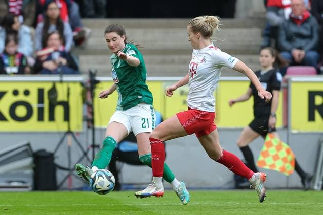 v.li.: Chiara Hahn (SV Werder Bremen, 21) und Celina Degen (1. FC Köln, 5) im Zweikampf, Duell, Dynamik, Aktion, Action, Spielszene, DIE DFB-RICHTLINIEN UNTERSAGEN JEGLICHE NUTZUNG VON FOTOS ALS SEQUENZBILDER UND ODER VIDEOÄHNLICHE FOTOSTRECKEN. DFB REGULATIONS PROHIBIT ANY USE OF PHOTOGRAPHS AS IMAGE SEQUENCES AND OR QUASI-VIDEO., 10.03.2024, Köln (Deutschland), Fussball, Google Pixel Frauen-Bundesliga, 1. FC Köln - SV Werder Bremen