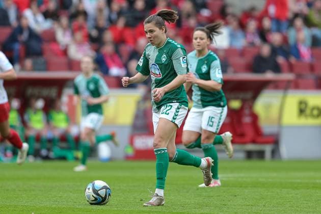 v.li.: Rieke Dieckmann (SV Werder Bremen, 22) am Ball, Einzelbild, Ganzkörper, Aktion, Action, Spielszene, DIE DFB-RICHTLINIEN UNTERSAGEN JEGLICHE NUTZUNG VON FOTOS ALS SEQUENZBILDER UND ODER VIDEOÄHNLICHE FOTOSTRECKEN. DFB REGULATIONS PROHIBIT ANY USE OF PHOTOGRAPHS AS IMAGE SEQUENCES AND OR QUASI-VIDEO., 10.03.2024, Köln (Deutschland), Fussball, Google Pixel Frauen-Bundesliga, 1. FC Köln - SV Werder Bremen