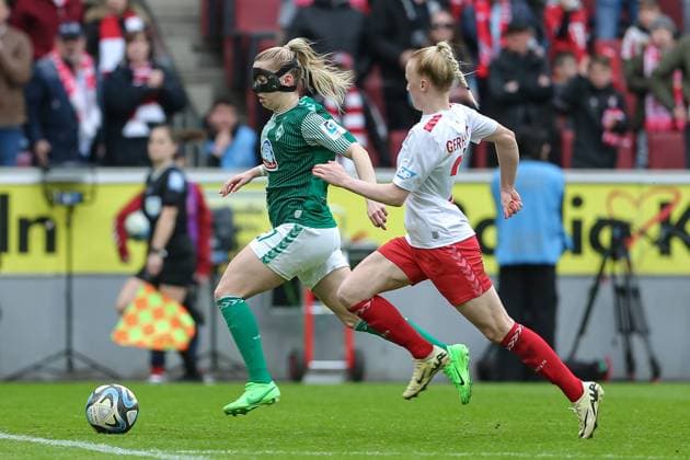 v.li.: Nina Lührßen (SV Werder Bremen, 27) und Anna Gerhardt (1. FC Köln, 21) im Laufduell, Zweikampf, Duell, Dynamik, Aktion, Action, Spielszene, DIE DFB-RICHTLINIEN UNTERSAGEN JEGLICHE NUTZUNG VON FOTOS ALS SEQUENZBILDER UND ODER VIDEOÄHNLICHE FOTOSTRECKEN. DFB REGULATIONS PROHIBIT ANY USE OF PHOTOGRAPHS AS IMAGE SEQUENCES AND OR QUASI-VIDEO., 10.03.2024, Köln (Deutschland), Fussball, Google Pixel Frauen-Bundesliga, 1. FC Köln - SV Werder Bremen