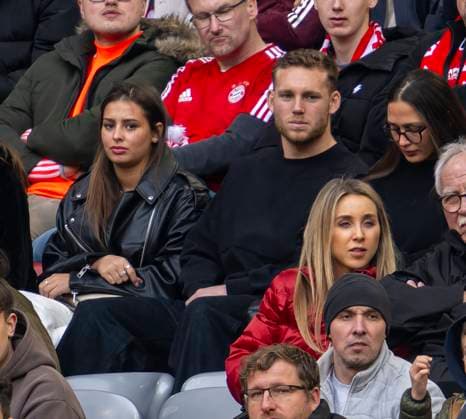 09.03.2024, Fussball 1. Bundesliga 2023 2024, 25.Spieltag, FC Bayern München - 1.FSV Mainz 05, in der Allianz-Arena München. Torwart Daniel Peretz (FC Bayern München) mit Freundin Freundin Noa Kirel.