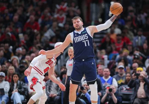 CHICAGO, IL - MARCH 11: Luka Doncic 77 of the Dallas Mavericks grabs a ball during the first half against the Chicago Bulls at United Center on March 11, 2024 in Chicago, Illinois. (Photo by Melissa Tamez Icon Sportswire) NBA, Basketball Herren, USA MAR 11 Mavericks at Bulls EDITORIAL USE ONLY Icon24031108