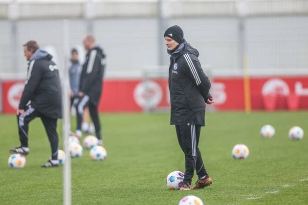 12.03.2024, Fussball, Saison 2023 2024, 2. Bundesliga, Training FC Schalke 04, Cheftrainer Karel Geraerts (FC Schalke 04) Gelsenkirchen Veltins Arena NRW Deutschland xRHR-FOTO TRx