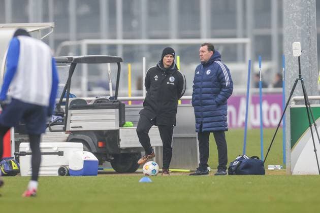 12.03.2024, Fussball, Saison 2023 2024, 2. Bundesliga, Training FC Schalke 04, v. l. Cheftrainer Karel Geraerts (FC Schalke 04), Sportdirektor Marc Wilmots (FC Schalke 04) Gelsenkirchen Veltins Arena NRW Deutschland xRHR-FOTO TRx