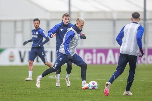 12.03.2024, Fussball, Saison 2023 2024, 2. Bundesliga, Training FC Schalke 04, v. l. Derry John Murkin (FC Schalke 04), Timo Baumgartl (FC Schalke 04) Gelsenkirchen Veltins Arena NRW Deutschland xRHR-FOTO TRx