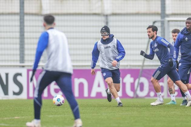 12.03.2024, Fussball, Saison 2023 2024, 2. Bundesliga, Training FC Schalke 04, v. l. Cedric Brunner (FC Schalke 04), Danny Latza (FC Schalke 04) Gelsenkirchen Veltins Arena NRW Deutschland xRHR-FOTO TRx