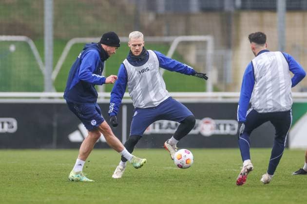12.03.2024, Fussball, Saison 2023 2024, 2. Bundesliga, Training FC Schalke 04, v. l. Simon Terodde (FC Schalke 04), Timo Baumgartl (FC Schalke 04) Gelsenkirchen Veltins Arena NRW Deutschland xRHR-FOTO TRx