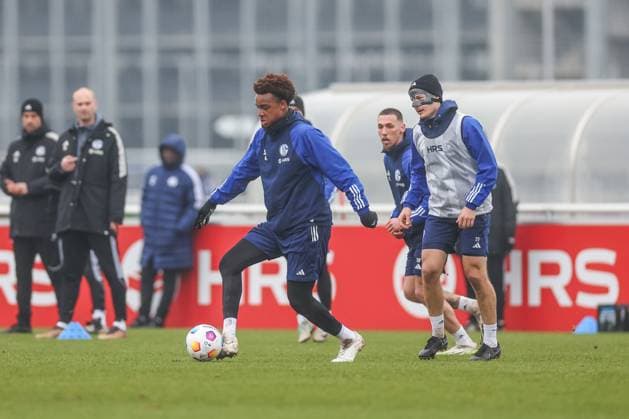 Sport Bilder des Tages 12.03.2024, Fussball, Saison 2023 2024, 2. Bundesliga, Training FC Schalke 04, v. l. Assan OuÃ draogo (FC Schalke 04), Cedric Brunner (FC Schalke 04) Gelsenkirchen Veltins Arena NRW Deutschland xRHR-FOTO TRx