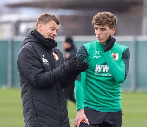 Lars Knudsen (Co.-Trainer FC Augsburg), Freistoß-Training mit Arne Engels (FC Augsburg 27); FC Augsburg, Training,