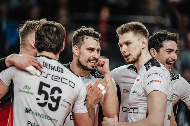 Volleyball Herren Saison 2023 2024 CEV Volleyball Cup 2024 Finale SVG Lüneburg (GER) vs. Asseco Resovia Rzeszow (POL) 12.03.2024 Asseco Resovia Rzeszow jubeln, in der mitte Fabian Drzyzga ( 11, Asseco Resovia Rzeszow) Lüneburg LKH Arena Niedersachsen Deutschland