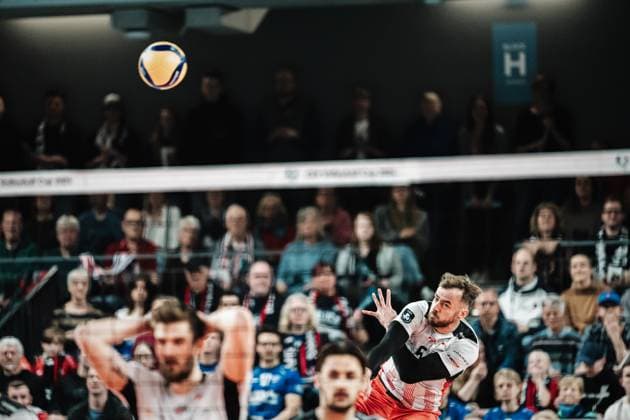 Volleyball Herren Saison 2023 2024 CEV Volleyball Cup 2024 Finale SVG Lüneburg (GER) vs. Asseco Resovia Rzeszow (POL) 12.03.2024 Jakub Bucki ( 5, Asseco Resovia Rzeszow) beim Aufschlag Lüneburg LKH Arena Niedersachsen Deutschland