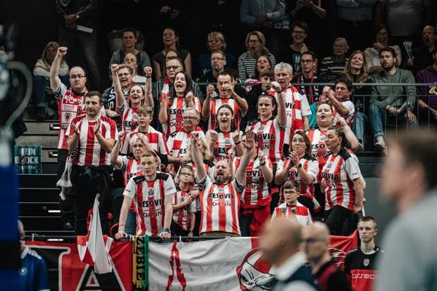 Volleyball Herren Saison 2023 2024 CEV Volleyball Cup 2024 Finale SVG Lüneburg (GER) vs. Asseco Resovia Rzeszow (POL) 12.03.2024 Die Fans von Asseco Resovia Rzeszow jubeln Lüneburg LKH Arena Niedersachsen Deutschland