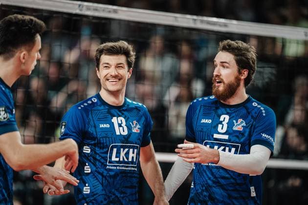 Volleyball Herren Saison 2023 2024 CEV Volleyball Cup 2024 Finale SVG Lüneburg (GER) vs. Asseco Resovia Rzeszow (POL) 12.03.2024 v.l. Matthew Lambert Knigge ( 13, SVG Lüneburg) lächelt, daneben Jesse William Elser ( 3, SVG Lüneburg) Lüneburg LKH Arena Niedersachsen Deutschland
