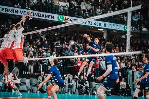 Volleyball Herren Saison 2023 2024 CEV Volleyball Cup 2024 Finale SVG Lüneburg (GER) vs. Asseco Resovia Rzeszow (POL) 12.03.2024 Xander Wolf Wassenaar Ketrzynski ( 11, SVG Lüneburg) beim Angriff Lüneburg LKH Arena Niedersachsen Deutschland