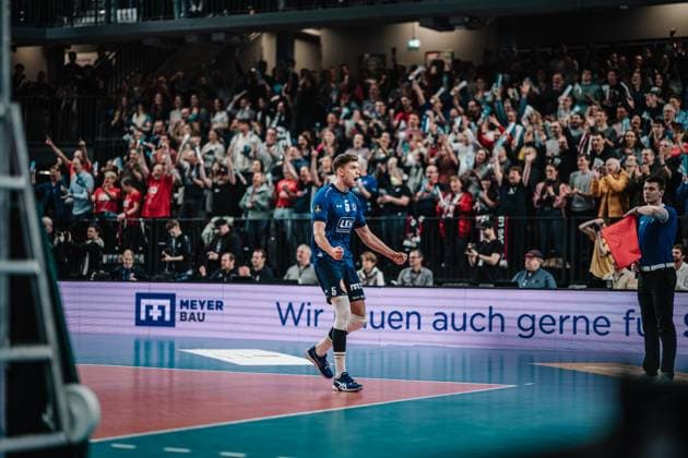 Volleyball Herren Saison 2023 2024 CEV Volleyball Cup 2024 Finale SVG Lüneburg (GER) vs. Asseco Resovia Rzeszow (POL) 12.03.2024 Erik Johannes Röhrs ( 5, SVG Lüneburg) jubelt Lüneburg LKH Arena Niedersachsen Deutschland