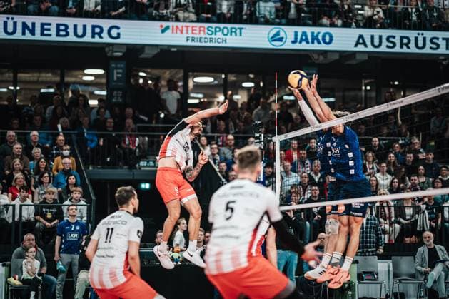 Volleyball Herren Saison 2023 2024 CEV Volleyball Cup 2024 Finale SVG Lüneburg (GER) vs. Asseco Resovia Rzeszow (POL) 12.03.2024 Torey TJ Defalco ( 59, Asseco Resovia Rzeszow) beim Angriff Lüneburg LKH Arena Niedersachsen Deutschland