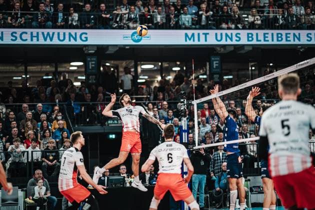 Volleyball Herren Saison 2023 2024 CEV Volleyball Cup 2024 Finale SVG Lüneburg (GER) vs. Asseco Resovia Rzeszow (POL) 12.03.2024 Torey TJ Defalco ( 59, Asseco Resovia Rzeszow) beim Angriff Lüneburg LKH Arena Niedersachsen Deutschland