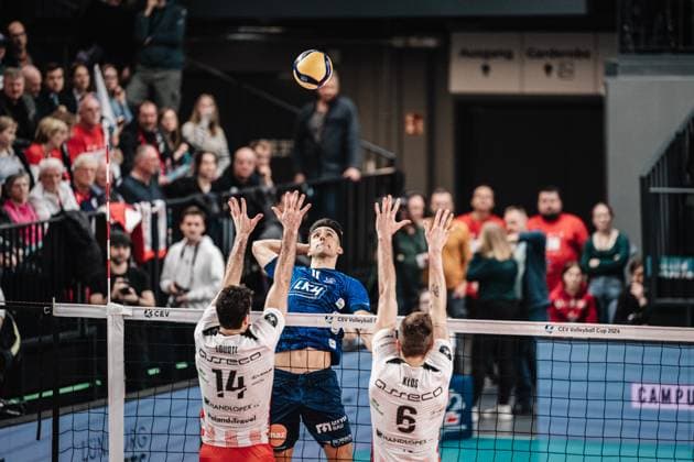 Volleyball Herren Saison 2023 2024 CEV Volleyball Cup 2024 Finale SVG Lüneburg (GER) vs. Asseco Resovia Rzeszow (POL) 12.03.2024 Xander Wolf Wassenaar Ketrzynski ( 11, SVG Lüneburg) beim Angriff Lüneburg LKH Arena Niedersachsen Deutschland