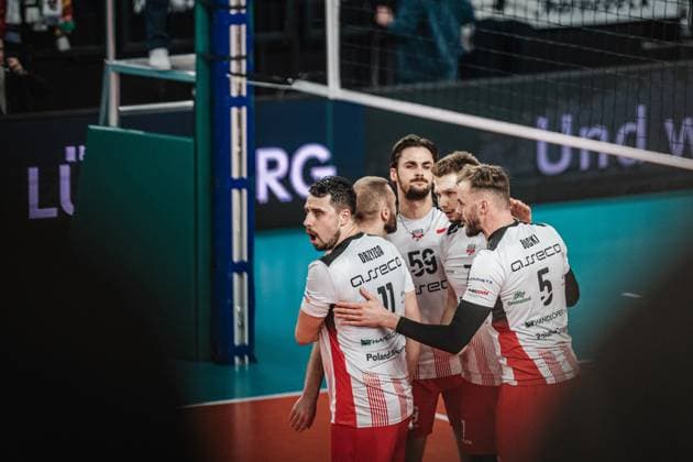 Volleyball Herren Saison 2023 2024 CEV Volleyball Cup 2024 Finale SVG Lüneburg (GER) vs. Asseco Resovia Rzeszow (POL) 12.03.2024 links jubelt Fabian Drzyzga ( 11, Asseco Resovia Rzeszow) mit seinem Team Lüneburg LKH Arena Niedersachsen Deutschland