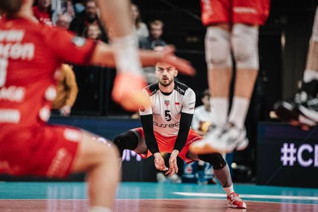 Sport Bilder des Tages Volleyball Herren Saison 2023 2024 CEV Volleyball Cup 2024 Finale SVG Lüneburg (GER) vs. Asseco Resovia Rzeszow (POL) 12.03.2024 Jakub Bucki ( 5, Asseco Resovia Rzeszow) wartet auf den Ball Lüneburg LKH Arena Niedersachsen Deutschland