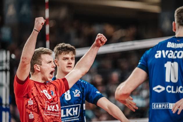 Volleyball Herren Saison 2023 2024 CEV Volleyball Cup 2024 Finale SVG Lüneburg (GER) vs. Asseco Resovia Rzeszow (POL) 12.03.2024 Gage Thomas Worsley ( 6, SVG Lüneburg) jubelt Lüneburg LKH Arena Niedersachsen Deutschland