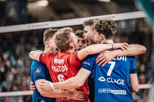 Volleyball Herren Saison 2023 2024 CEV Volleyball Cup 2024 Finale SVG Lüneburg (GER) vs. Asseco Resovia Rzeszow (POL) 12.03.2024 Das Team von SVG Lüneburg jubelt Lüneburg LKH Arena Niedersachsen Deutschland