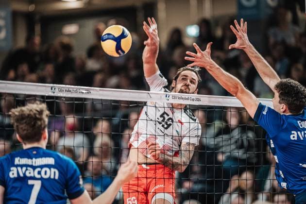 Volleyball Herren Saison 2023 2024 CEV Volleyball Cup 2024 Finale SVG Lüneburg (GER) vs. Asseco Resovia Rzeszow (POL) 12.03.2024 Torey TJ Defalco ( 59, Asseco Resovia Rzeszow) beim Angriff Lüneburg LKH Arena Niedersachsen Deutschland