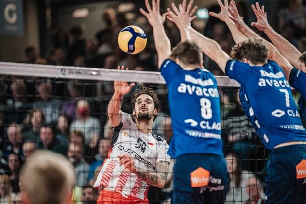 Volleyball Herren Saison 2023 2024 CEV Volleyball Cup 2024 Finale SVG Lüneburg (GER) vs. Asseco Resovia Rzeszow (POL) 12.03.2024 Torey TJ Defalco ( 59, Asseco Resovia Rzeszow) bleibt beim Angriff im Block der Lüneburger hängen Lüneburg LKH Arena Niedersachsen Deutschland