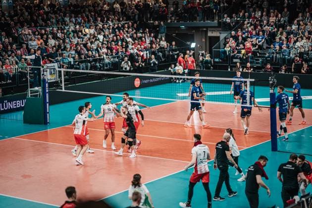Volleyball Herren Saison 2023 2024 CEV Volleyball Cup 2024 Finale SVG Lüneburg (GER) vs. Asseco Resovia Rzeszow (POL) 12.03.2024 Asseco Resovia Rzeszow jubelt nach dem Gewinn des zweiten Satzes Lüneburg LKH Arena Niedersachsen Deutschland