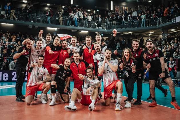 Sport Bilder des Tages Volleyball Herren Saison 2023 2024 CEV Volleyball Cup 2024 Finale SVG Lüneburg (GER) vs. Asseco Resovia Rzeszow (POL) 12.03.2024 Mannschaftsfoto von den Gewinnern Asseco Resovia Rzeszow Lüneburg LKH Arena Niedersachsen Deutschland