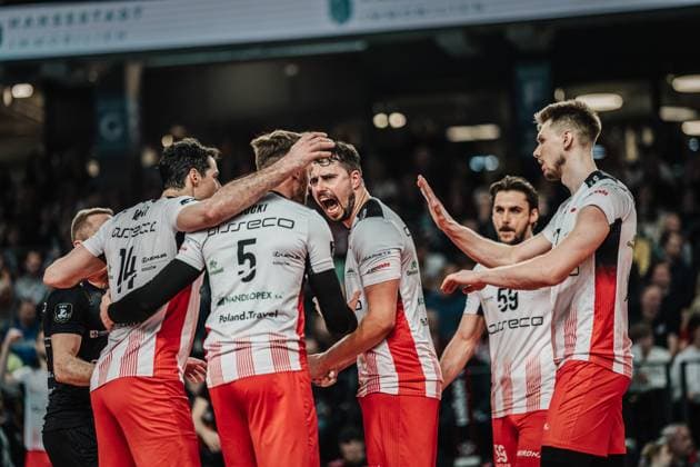 Volleyball Herren Saison 2023 2024 CEV Volleyball Cup 2024 Finale SVG Lüneburg (GER) vs. Asseco Resovia Rzeszow (POL) 12.03.2024 Jubel bei Asseco Resovia Rzeszow, in der Mitte Fabian Drzyzga ( 11, Asseco Resovia Rzeszow) Lüneburg LKH Arena Niedersachsen Deutschland